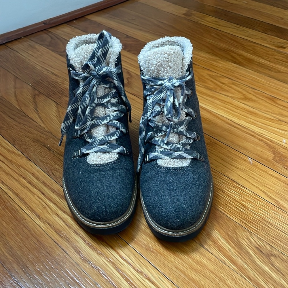 Dr. Scholl’s So Cozy gray lace up bootie